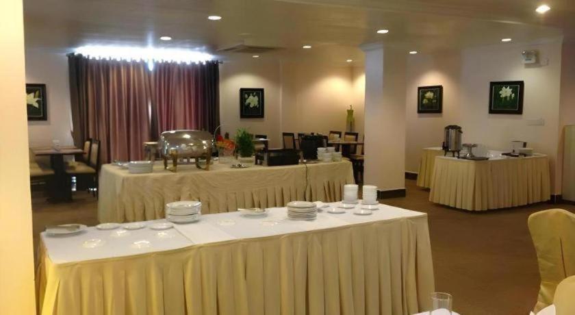 Jun Yue Hotel Пном Пен Екстериор снимка