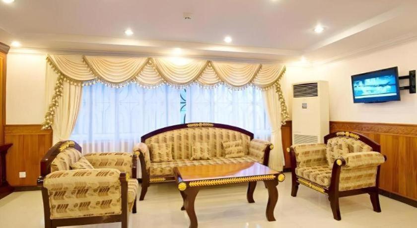 Jun Yue Hotel Пном Пен Екстериор снимка
